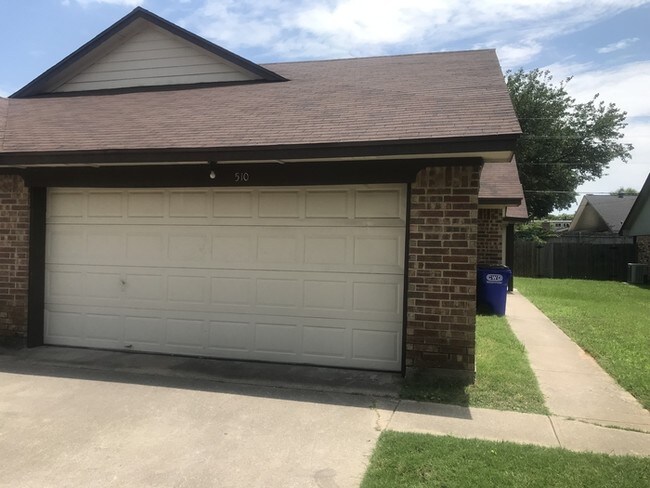 Building Photo - 3/2/2 Recent updates Euless!!