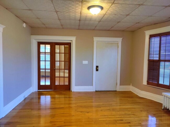 Building Photo - 205 Cedar St