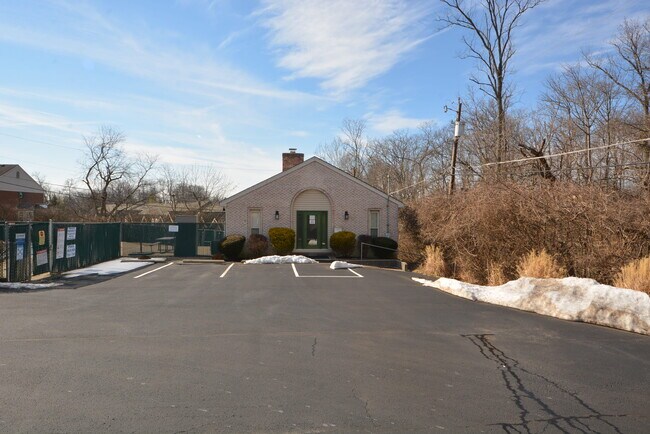 Building Photo - 4330 Villa Dr