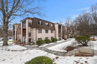 Building Photo - 7 Greenbriar Dr