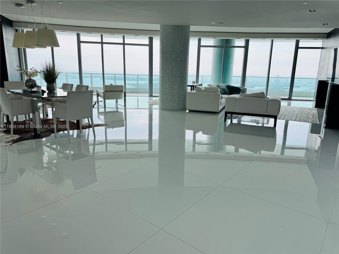 Foto del edificio - 900 Biscayne Blvd