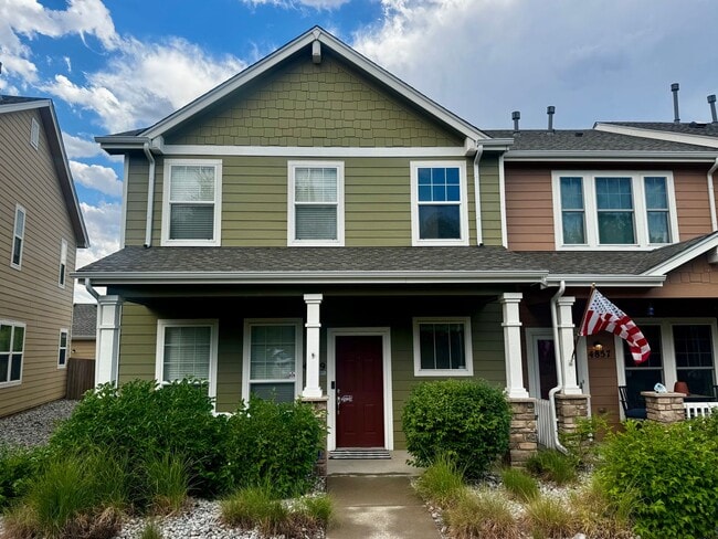 3 Bedroom Townhome with 2 car detached garage - 3 Bedroom Townhome with 2 car detached garage