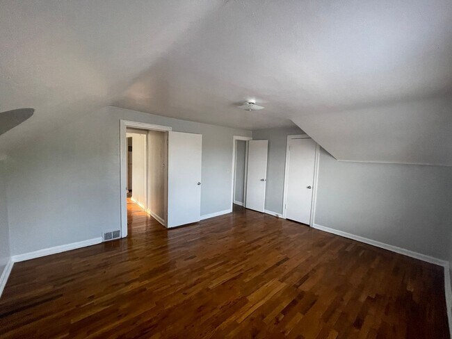 Foto del edificio - Large 1 Br upstairs apartment - with 2 bon...