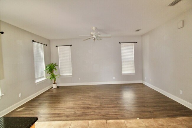 Building Photo - 30 N Wildflower Dr
