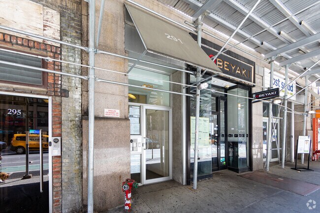 Entrada - 291 Seventh Ave
