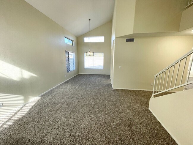 Foto del edificio - Fantastic 4 Bed/2.5 Bath Two Story Home in...