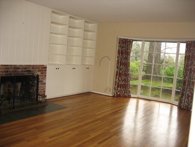 Building Photo - - Portland Heights 3 bedroom Beauty!
