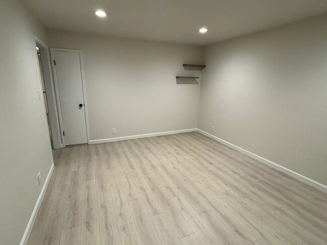 Building Photo - 2838 Pendleton Dr
