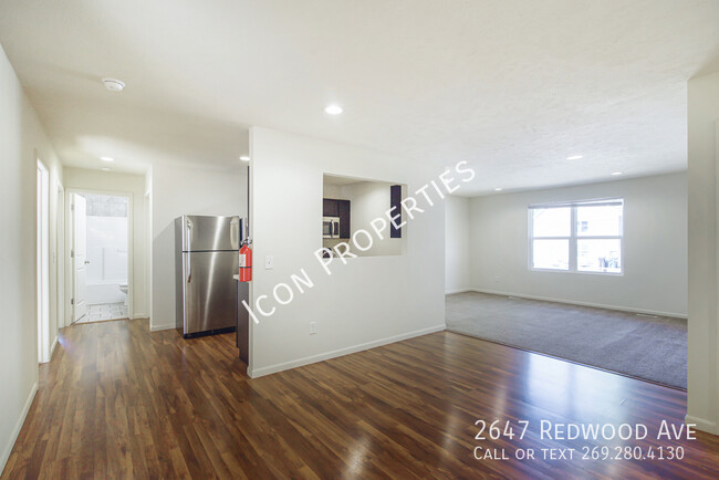Building Photo - 2647 Redwood Ave