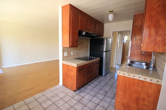 Building Photo - 527 Cedar Ave