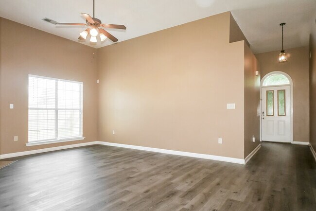 Foto del edificio - 4941 Wemberley Dr