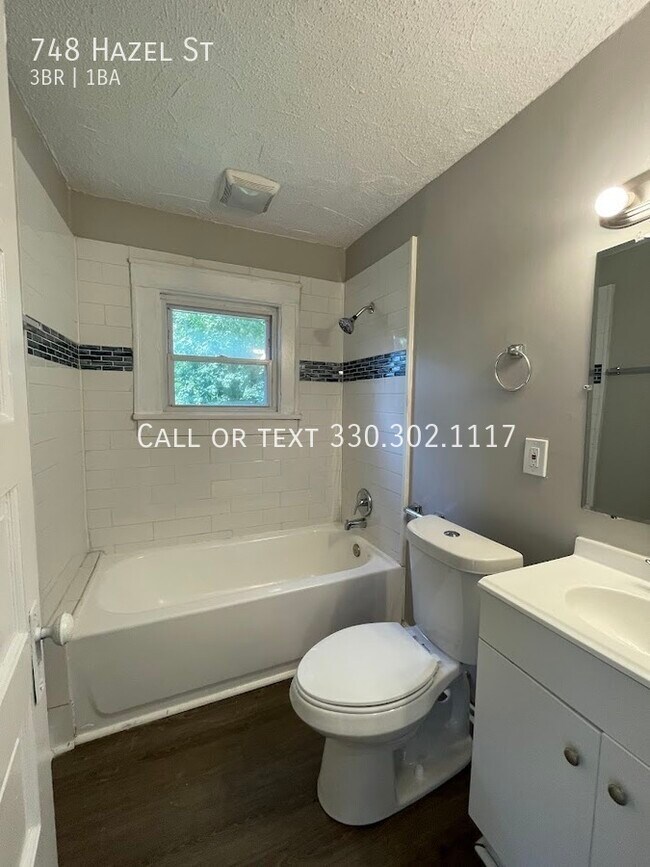 Building Photo - Second level three bedroom one bathroom du...