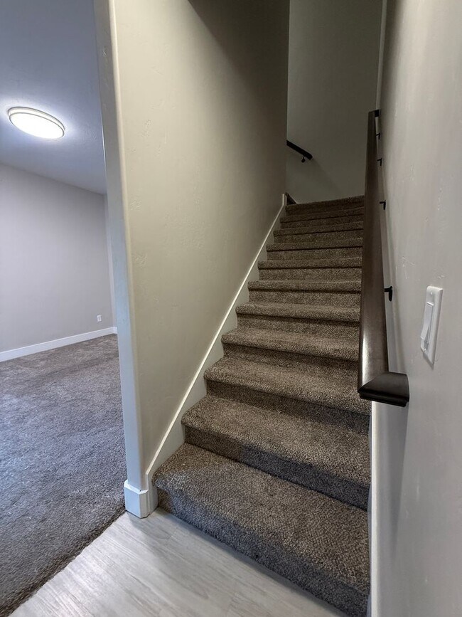 Building Photo - 694 S Saturn Ave