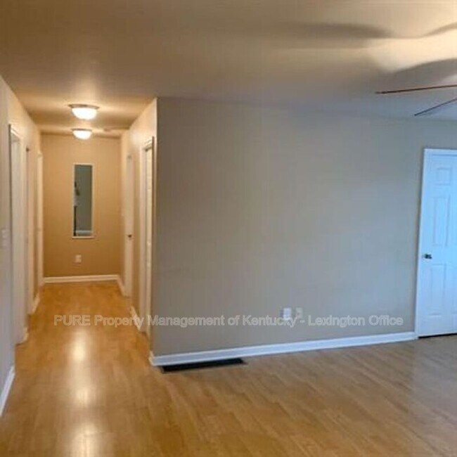 Foto del edificio - 219 W 4th St