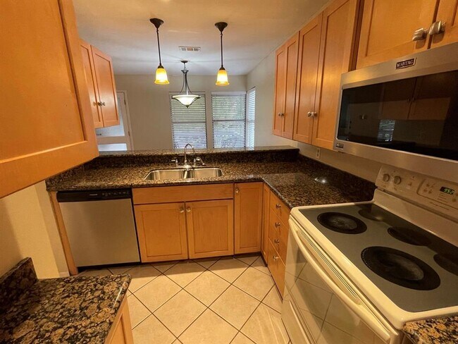 Building Photo - 5 Sawmill Grove Ln