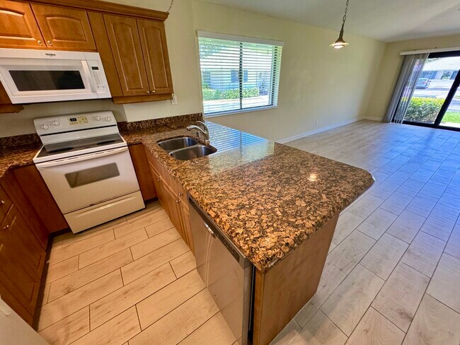 Building Photo - 705 Club Dr