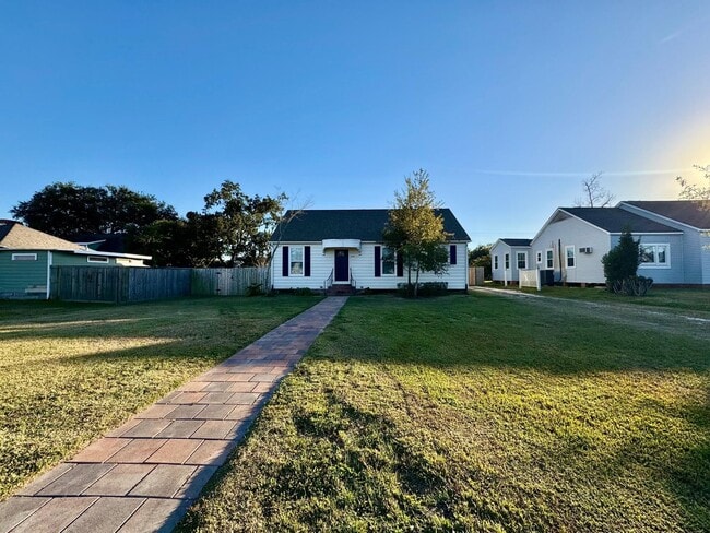 Building Photo - 1114 10th St