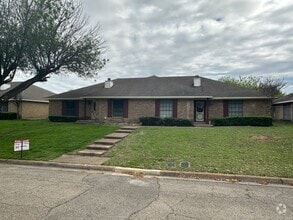 Building Photo - 5806 Wilshire Dr