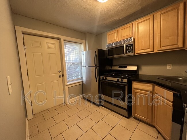 Building Photo - 1114 W 41st Terrace
