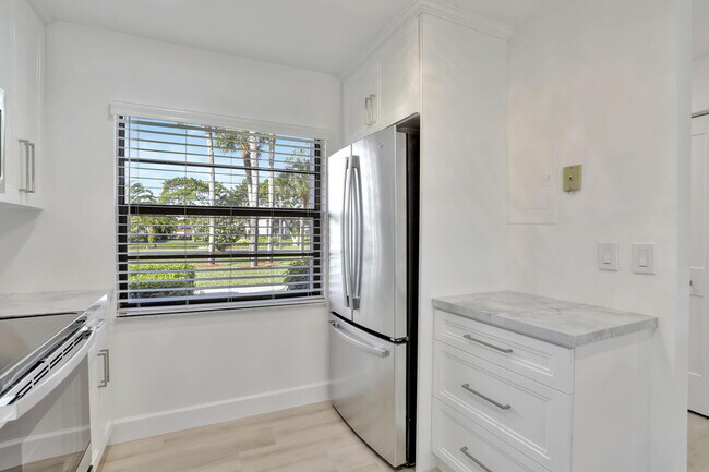 Building Photo - 9262 Vista Del Lago