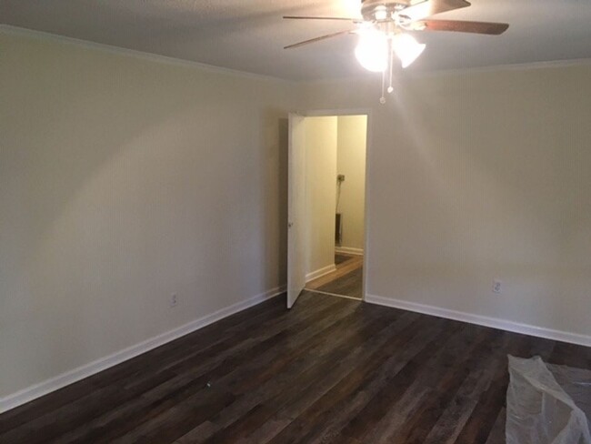 Building Photo - 4 bedroom