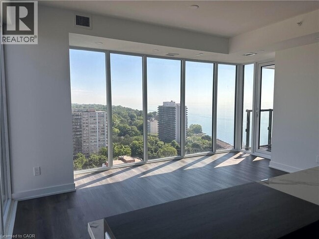 Building Photo - 370 Martha St