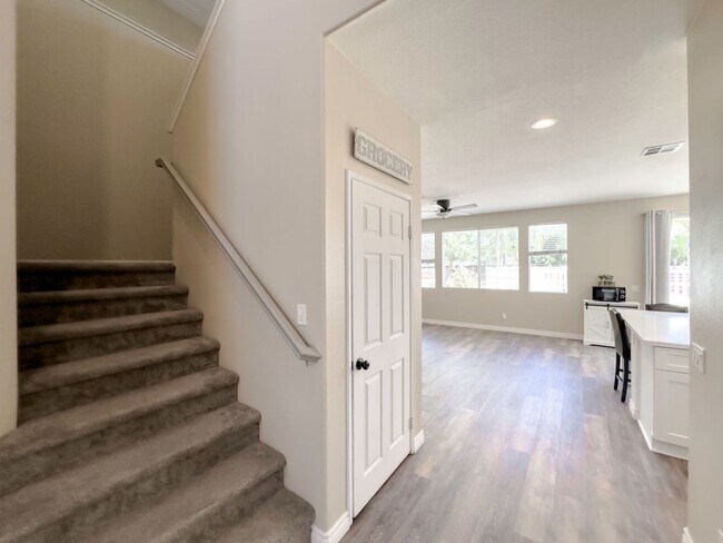 Building Photo - IMPRESSIVE 6 BEDROOM, POOL + CUL-DE-SAC HO...