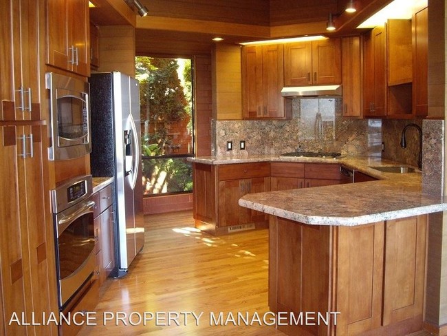 Building Photo - 4804 Skycrest Way