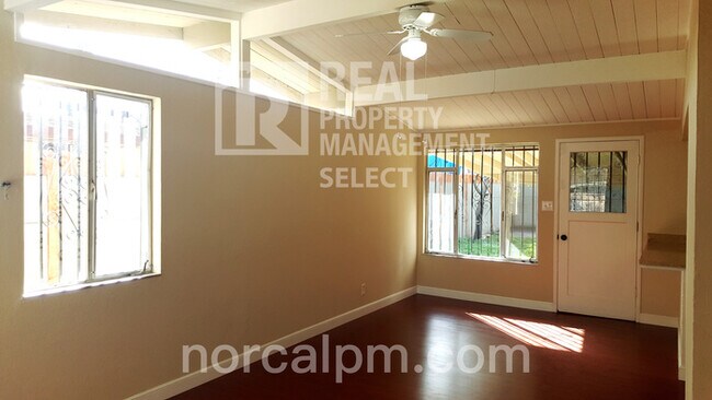 Building Photo - Charming 3 bed 1 bath home with HUGE yard!