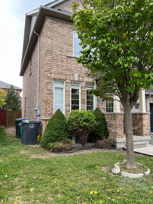 Building Photo - 5544 Waterwind Cres