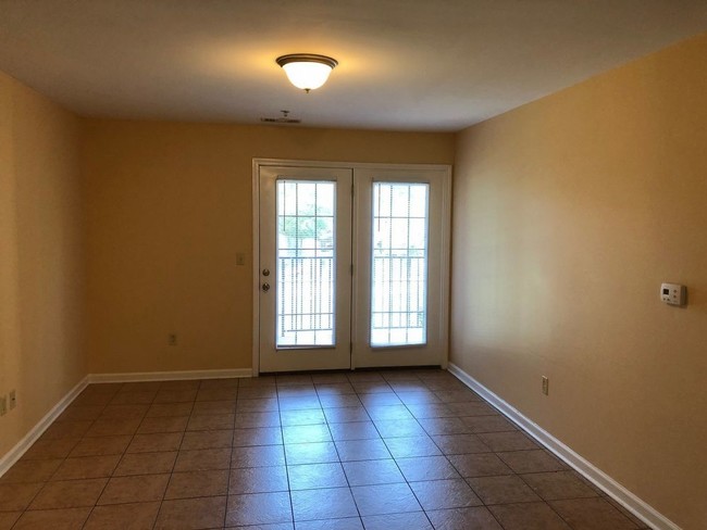 Building Photo - 2 BR 2 BA Apartment - Near MTSU