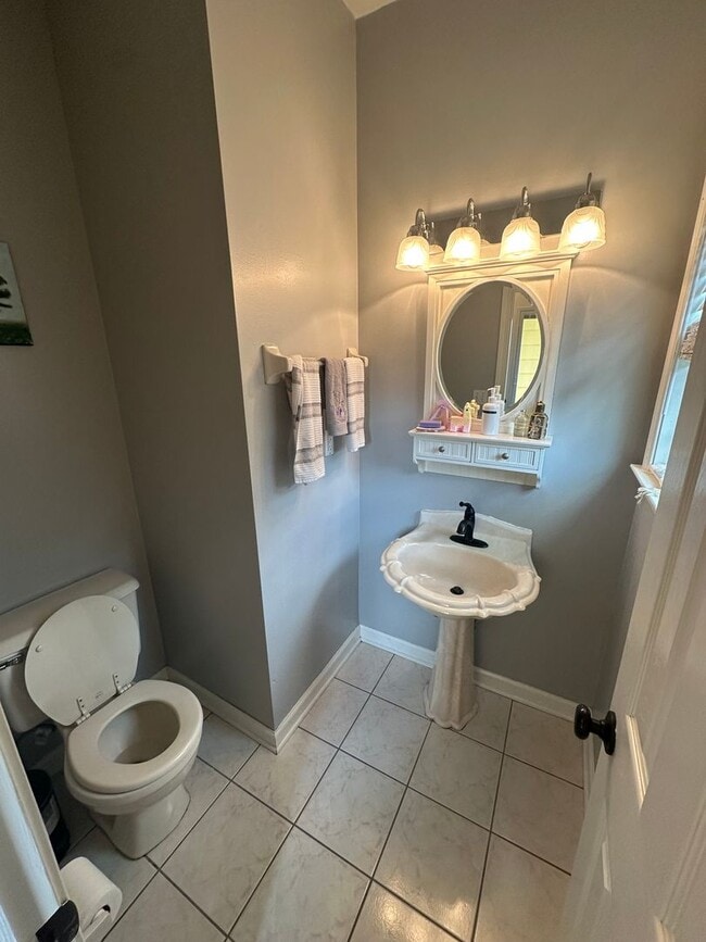 Building Photo - 2BD/2.5BA Home Located in Harbor Town!