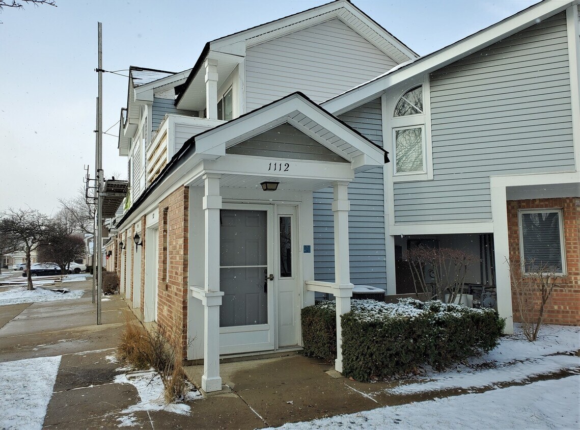1112 Courtland Dr, Buffalo Grove, IL 60089 Townhome Rentals in