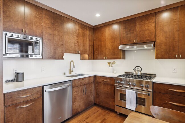 Cocina con electrodomésticos de acero inoxidable y encimeras de cuarzo y salpicadero - 2019 Thomas Ave S