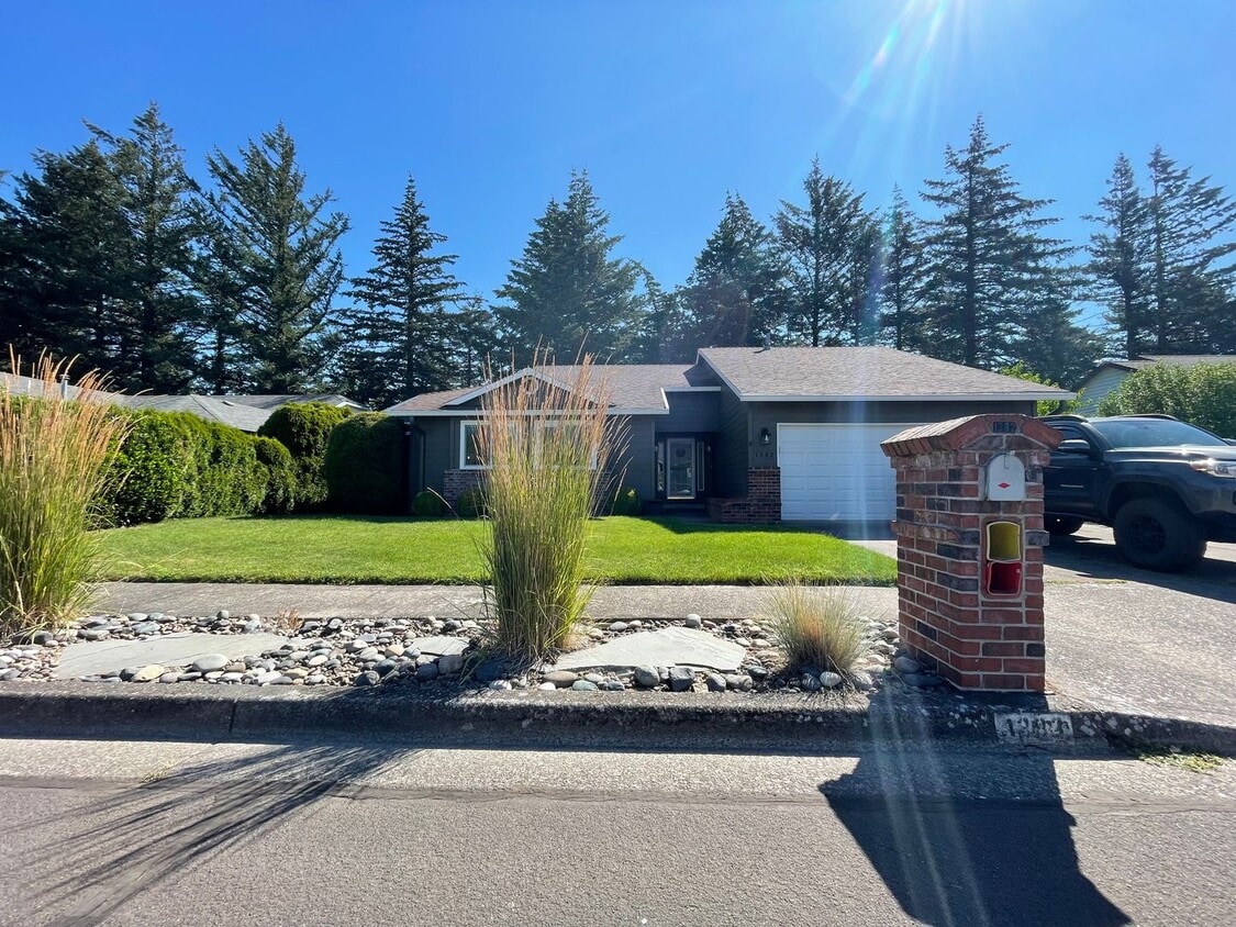 Primary Photo - Troutdale 3 Bed 2Bath Ranch House ~ Wooded...