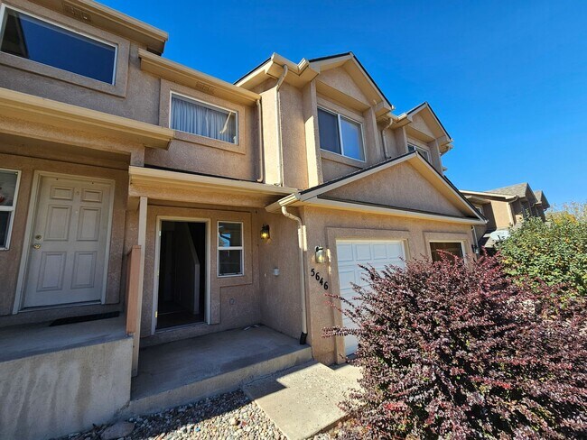 Building Photo - 3 Bed 4 bath Townhome in University Village!
