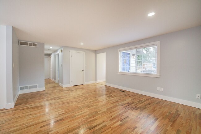 Building Photo - 3Bd/1.5Ba Bellevue House