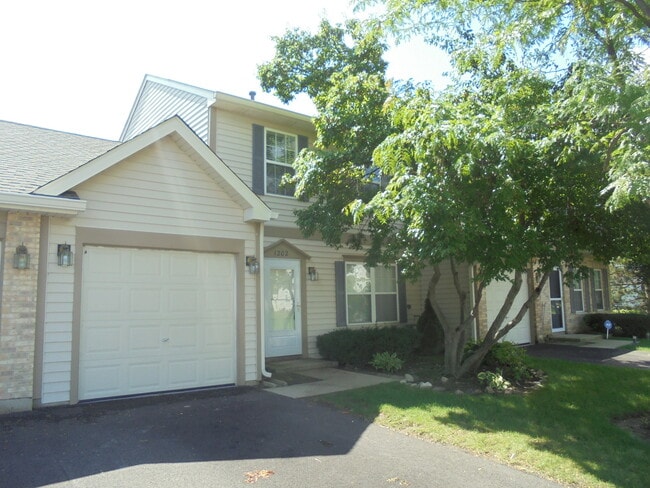 Building Photo - 1202 N Village Dr