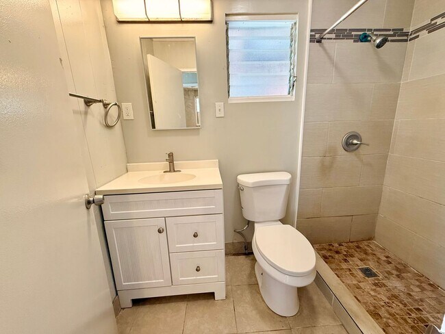 Building Photo - 4 Bedroom / 1 Bath House for Rent in Wailuku!