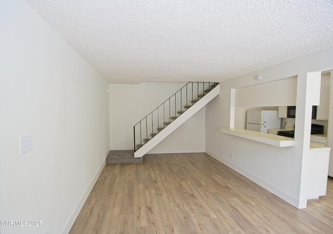 Building Photo - 664 Oakwood Dr