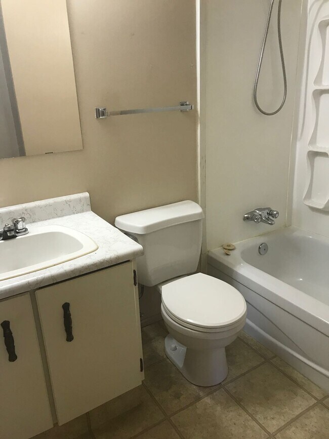 Photo du bâtiment - 1 Bed 1 Bath Unit in Red Deer, AB
