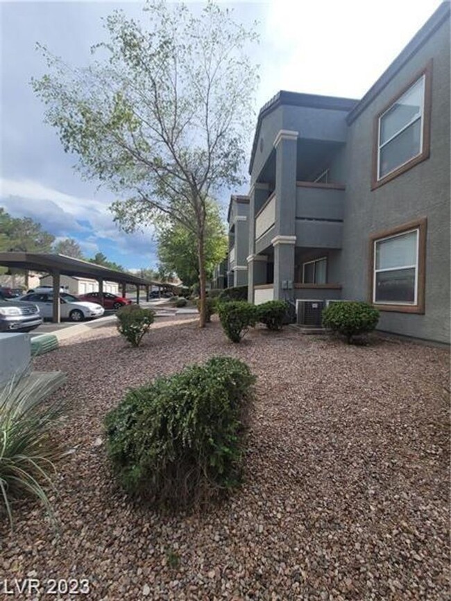 Building Photo - Gated 2 Bedroom first floor condo Silverad...