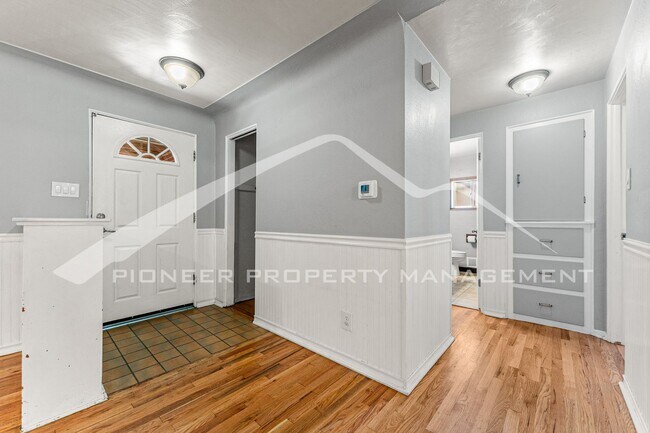 Foto del edificio - Spacious Home with Gas Fireplace and Fence...