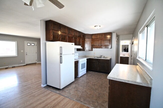 Building Photo - 913 Hawthorne Dr