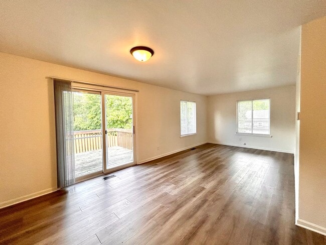 Building Photo - Four Bedroom Duplex in Cascade