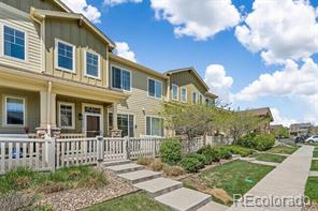 Building Photo - Bright & Spacious 3 bed 3 bath Townhome in...