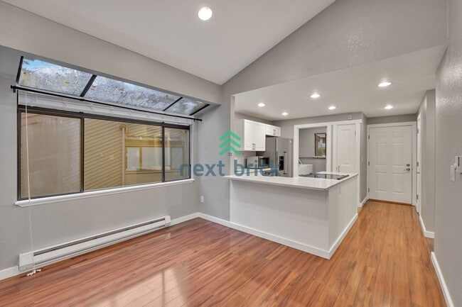 Building Photo - Beautifully Spacious Top-Floor Condo in th...