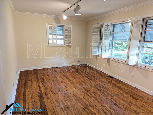 Building Photo - 2310 Lindmont Ave