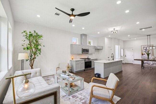 Building Photo - 6739 Liverpool St