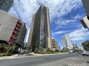 Building Photo - 987 Queen St